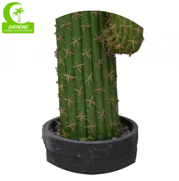 großer künstlicher Kaktus